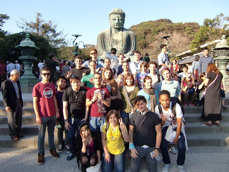 kamakura3 KCP students posing in front of the iconic Great Buddha