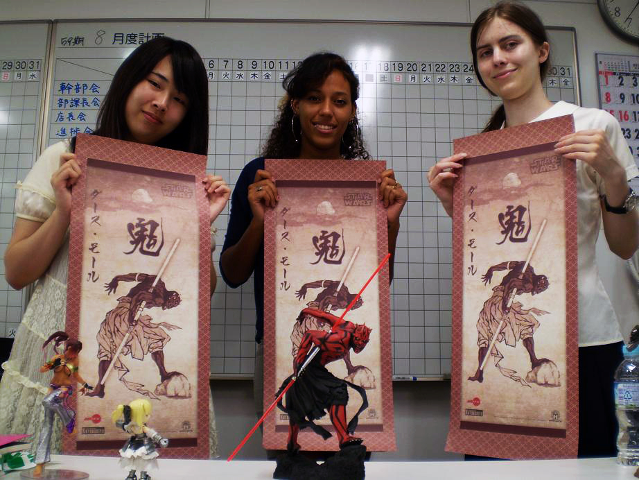 Kotobukiya Co., Ltd. kindly gave us Samurai sword chopsticks as presents.